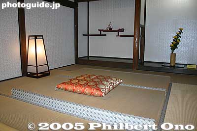 Jodan no Ma - Kusatsu-juku Honjin's best room in the house
Reserved for daimyo warlords, emperors, etc. The room had an elevated tatami mat for the person to sit and sleep on.

上段の間
Keywords: shiga prefecture kusatsu honjin tokaido stage town