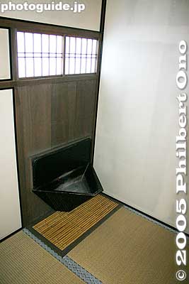 Urinal (made of lacquered wood) for warlords. The room has two tatami mats. Right below the urinal is a bamboo mat. Above is a small shoji paper window to provide light.
Keywords: shiga prefecture kusatsu honjin tokaido stage town