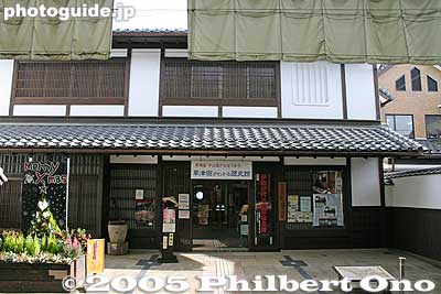 Kusatsu-juku Kaido Koryu-kan is a history museum with various exhibits showing Kusatsu's post town history. Admission 200 yen. You can buy a set ticket good for both the Honjin and this history museum. 草津街道交流館
Keywords: shiga prefecture kusatsu honjin tokaido stage town