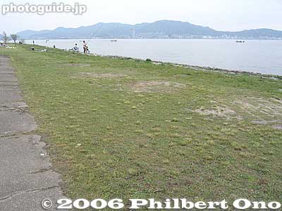 Lake Biwa shore. Lots of picnicking space.
Keywords: shiga kusatsu lake biwa
