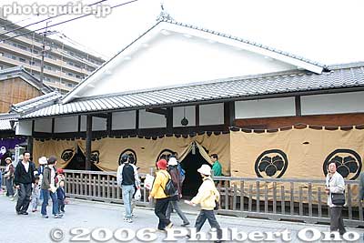 The Kusatsu-juku Honjin is decorated with curtains. [url=http://goo.gl/maps/glEhn]MAP[/url]
Keywords: shiga kusatsu shukuba matsuri festival