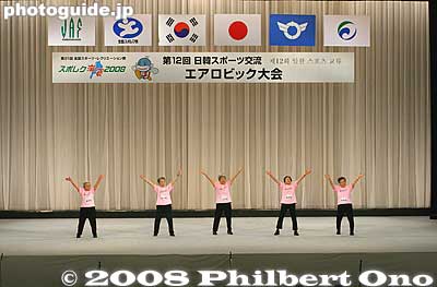 The highlight and newsmaker was this group called the Tokimeki Silvers consisting of women in their 80s and 90s. They were from Shiga.
Keywords: shiga maibara sports recreation 2008 spo-rec aerobics tournament competition 