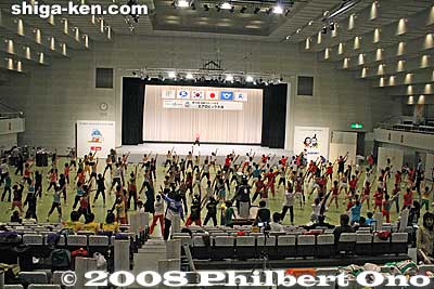 After lunch, everyone participated in a joint aerobics session at 1 pm with a well-known instructor.
Keywords: shiga maibara sports recreation 2008 spo-rec aerobics tournament competition women girls athletes
