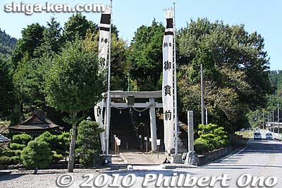 Hachiman Jinja Shrine in Asahi, Maibara. The Asahi Honen Taiko Odori is supposed to be performed at Oka Shrine, but they perform it here on Oct. 4. [url=http://goo.gl/maps/lkmZ3]MAP[/url]
Keywords: shiga maibara hachiman jinja shrine torii