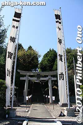 The shrine is on the road going to Nagahama.
Keywords: shiga maibara hachiman jinja shrine torii