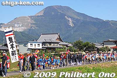With Mt. Ibuki in the background, the Asahi Honen Taiko Odori dance troupe head for Hachiman Shrine.
Keywords: shiga maibara taiko odori dancers drum shigabestmatsuri