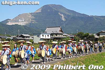 Asahi is the name of the village, and Honen means rich harvest.
Keywords: shiga maibara taiko odori dancers drum ibuki