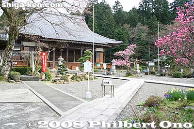 Rengeji temple belongs to the Jodo-shu Buddhist sect. The founding priest was Saint Ikko. With support from the lord of Kamaha Castle near Bamba, he was able to rebuild the temple and renamed it Rengeji. 一向上人
Keywords: shiga maibara bamba-juku banba nakasendo post stage town station shukuba jodo-shu buddhist rengeji temple