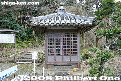 Inside is a Jizo-son statue worshipped for transportation safety.
Keywords: shiga maibara bamba-juku banba nakasendo post stage town station shukuba jodo-shu buddhist rengeji temple