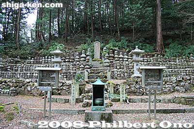 The temple's third priest wrote the names and age (youngest was 14) of the known fallen warriors in a scroll. He also made these gravestones for them. Visuallly, it's very impressive edifice.
Keywords: shiga maibara bamba-juku banba nakasendo post stage town station shukuba jodo-shu buddhist rengeji temple graves
