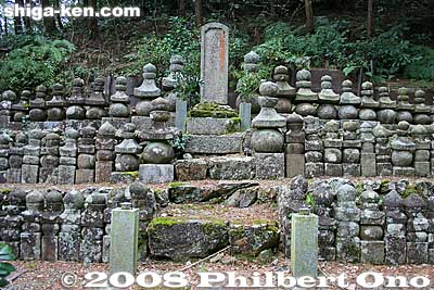 Graves of Hojo Nakatoki and his men from the Rokuhara Tandai. 北条仲時一行の墓
Keywords: shiga maibara bamba-juku banba nakasendo post stage town station shukuba jodo-shu buddhist rengeji temple graves