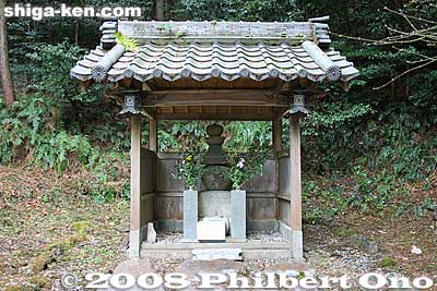 Small mausoleum for Saint Ikko. 一向上人の御廟
Keywords: shiga maibara bamba-juku banba nakasendo post stage town station shukuba jodo-shu buddhist rengeji temple graves