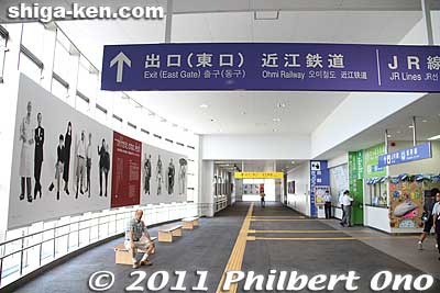 The Oyako photos are exhibited along most of the corridor space, mainly toward the east side.
Keywords: shiga maibara station train tokaido line 