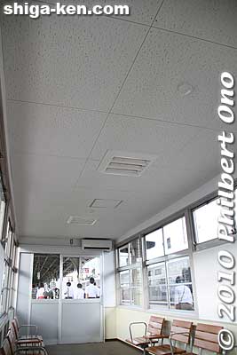 This air-conditioned waiting room for regular trains was renovated finally by 2011.
Keywords: shiga maibara station old