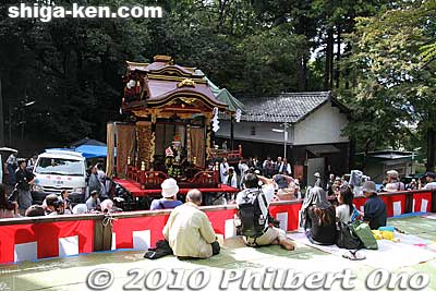 This spectator area was set up, but the rain made it almost useless.
Keywords: shiga maibara hikiyama kabuki floats matsuri festival boys