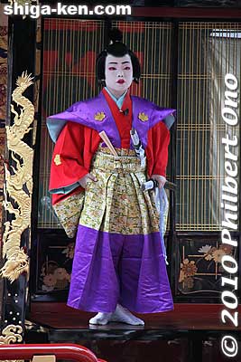The kabuki plays are scheduled so that you can see kabuki on both floats consecutively at the same location. They are not performed at the same time.
Keywords: shiga maibara hikiyama kabuki floats matsuri festival boys