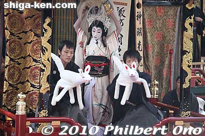 A pair of foxes.
Keywords: shiga maibara hikiyama kabuki floats matsuri festival boys 