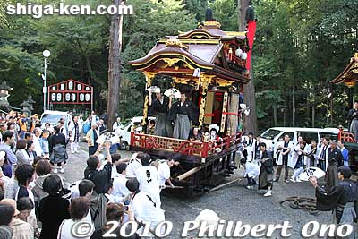 The Juzan hikiyama float is hauled toward the shrine exit.
Keywords: shiga maibara hikiyama kabuki floats matsuri festival boys 