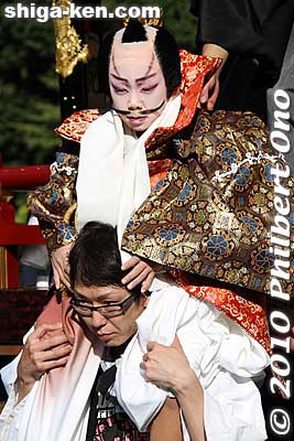 They are carried on the shoulders of a man to a waiting car.
Keywords: shiga maibara hikiyama kabuki floats matsuri10 festival boys 