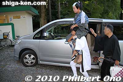 One of the boy kabuki actors is carried from a car to the hikiyama.
Keywords: shiga maibara hikiyama kabuki floats matsuri festival boys 
