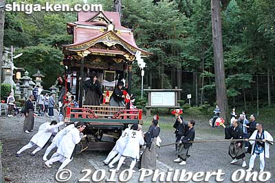 It was quite a bit of work to turn this float.
Keywords: shiga maibara hikiyama kabuki floats matsuri festival boys 