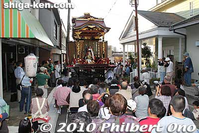 After Yutani Shrine, this hikiyama performs at a small neighborhood for its second performance of the day.
Keywords: shiga maibara hikiyama kabuki floats matsuri festival boys 
