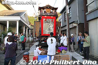Rear view of hikiyama. The actors await their cue to appear.
Keywords: shiga maibara hikiyama kabuki floats matsuri festival boys 