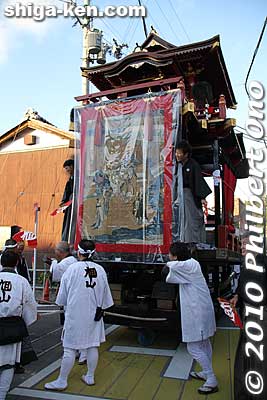 Tapestry on rear of hikiyama.
Keywords: shiga maibara hikiyama kabuki floats matsuri festival boys 