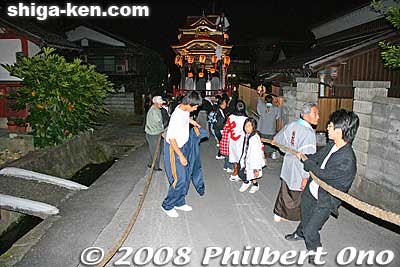Pulling a hikiyama at night in Maibara.
Keywords: shiga maibara hikiyama kabuki floats matsuri festival boys 
