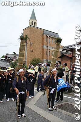 The procession consists of various people including these two torch bearers.
Keywords: shiga maibara ibuki-yama taiko drummers dancers festival matsuri 