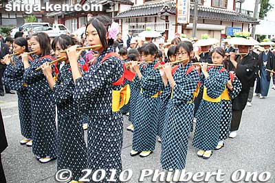 The male flue players are followed by female flute players from a local junior high school.
Keywords: shiga maibara ibuki-yama taiko drummers dancers festival matsuri 