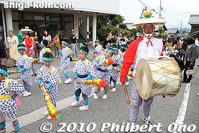 At the end of the procession are these little kids waving a wand attached to a gourd.
Keywords: shiga maibara ibuki-yama taiko drummers dancers festival matsuri shigabestmatsuri
