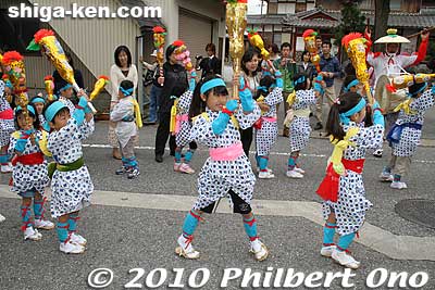 These kids are called fukube-furi.
Keywords: shiga maibara ibuki-yama taiko drummers dancers festival matsuri 