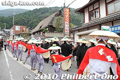 They head for Sannomiya Shrine only about 120 meters away.
Keywords: shiga maibara ibuki-yama taiko drummers dancers festival matsuri 