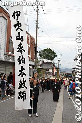 The taiko drum procession proceeded very slowly to the shrine.
Keywords: shiga maibara ibuki-yama taiko drummers dancers festival matsuri 
