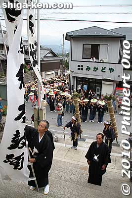 They finally reached the shrine steps.
Keywords: shiga maibara ibuki-yama taiko drummers dancers festival matsuri
