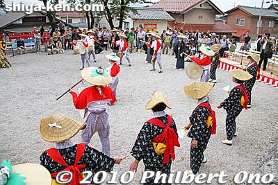 They started to form a circle and danced.
Keywords: shiga maibara ibuki-yama taiko drummers dancers festival matsuri