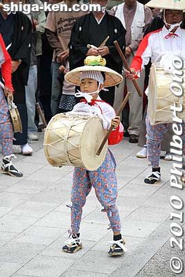 The taiko drummers include a good number of grade school boys who practiced hard during the summer for this festival.
Keywords: shiga maibara ibuki-yama taiko drummers dancers festival matsuri