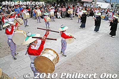 The dance continues.
Keywords: shiga maibara ibuki-yama taiko drummers dancers festival matsuri