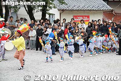 Now the fukube-furi kids came out and paraded around in a circle.
Keywords: shiga maibara ibuki-yama taiko drummers dancers festival matsuri