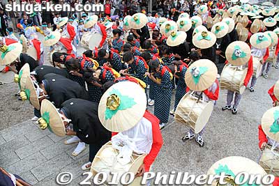 After they finished, they all bowed.
Keywords: shiga maibara ibuki-yama taiko drummers dancers festival matsuri