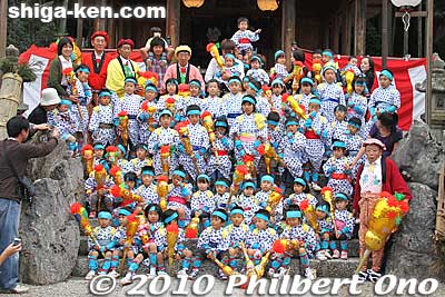 In the end, they had group photo sessions for each group. These are the fukue-furi kids.
Keywords: shiga maibara ibuki-yama taiko drummers dancers festival matsuri