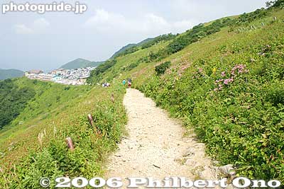 Looking back on West Hiking Trail and parking lot
Keywords: shiga maibara mt. ibukiyama mountain ibuki summit