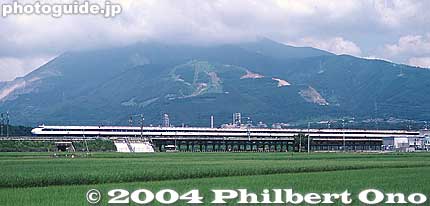 Mt. Ibuki and shinkansen
Keywords: shiga maibara mt. ibuki ibukiyama mountain shinkansen train