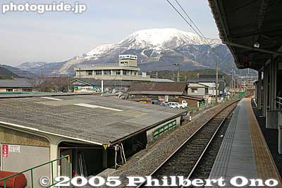 Omi-Nagaoka Station on JR Tokaido Line
Keywords: shiga maibara mt. ibuki ibukiyama mountain