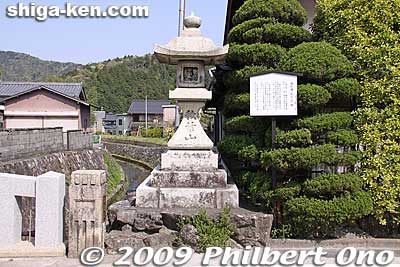 Stone lantern where the bulletin board was. Kashiwabara-juku was most famous for mogusa (moxa cautery) picked from Mt. Ibuki.
Keywords: shiga maibara kashiwabara nakasendo shukuba