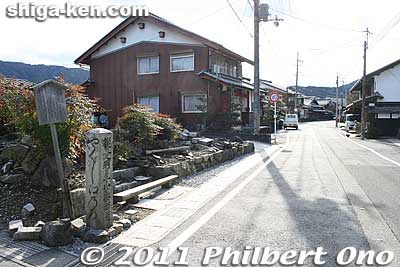 Road markers are commonly found at intersections to tell travelers which way to go.
Keywords: shiga maibara kashiwabara-juku nakasendo shukuba