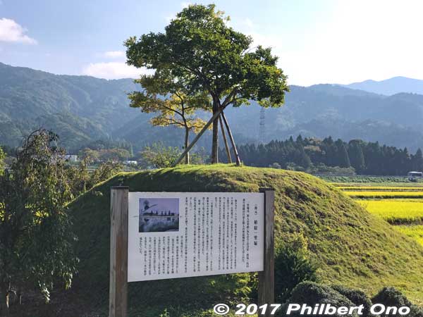 Kashiwabara Ichirizuka distance marker or milestone used by travelers to gauge how far they have traveled.  This is a reconstruction in the approximate location.
Keywords: shiga maibara kashiwabara nakasendo shukuba