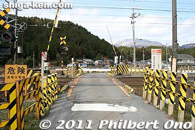 Cross the train tracks to visit another temple.
Keywords: shiga maibara kashiwabara-juku nakasendo shukuba