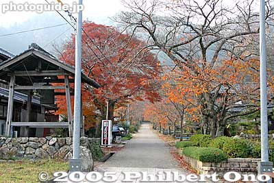 Path to Tokugen-in Temple. The temple bell indicates that there was a temple here. Tokugen-in had a number of subordinate temples here. They have all gone.
Keywords: shiga maibara kashiwabara kiyotaki tokugen-in temple kyogoku clan